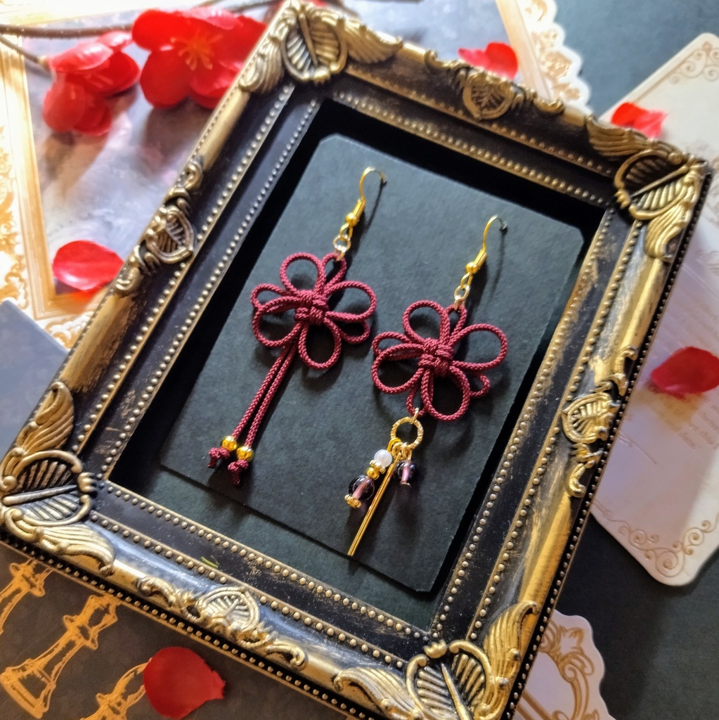 飾り結びのアシンメトリーピアス(えんじ)(イヤリング)【チャイナ】【和装】【着物】【中華風】【袴】【浴衣】【和風】