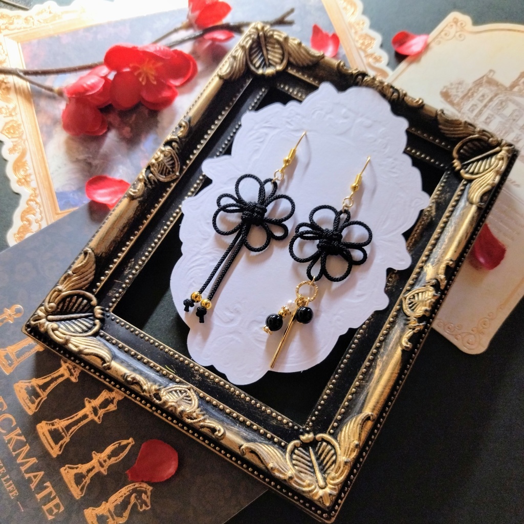 飾り結びのアシンメトリーピアス(黒)(イヤリング)【チャイナ】【和装】【着物】【中華風】【袴】【浴衣】【和風】