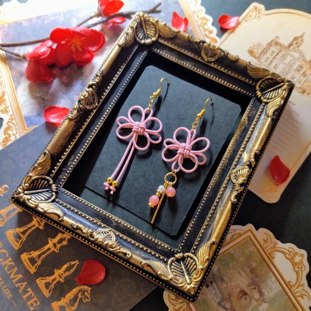 飾り結びのアシンメトリーピアス(薄ピンク)(イヤリング)【チャイナ】【和装】【着物】【中華風】【袴】【浴衣】【和風】