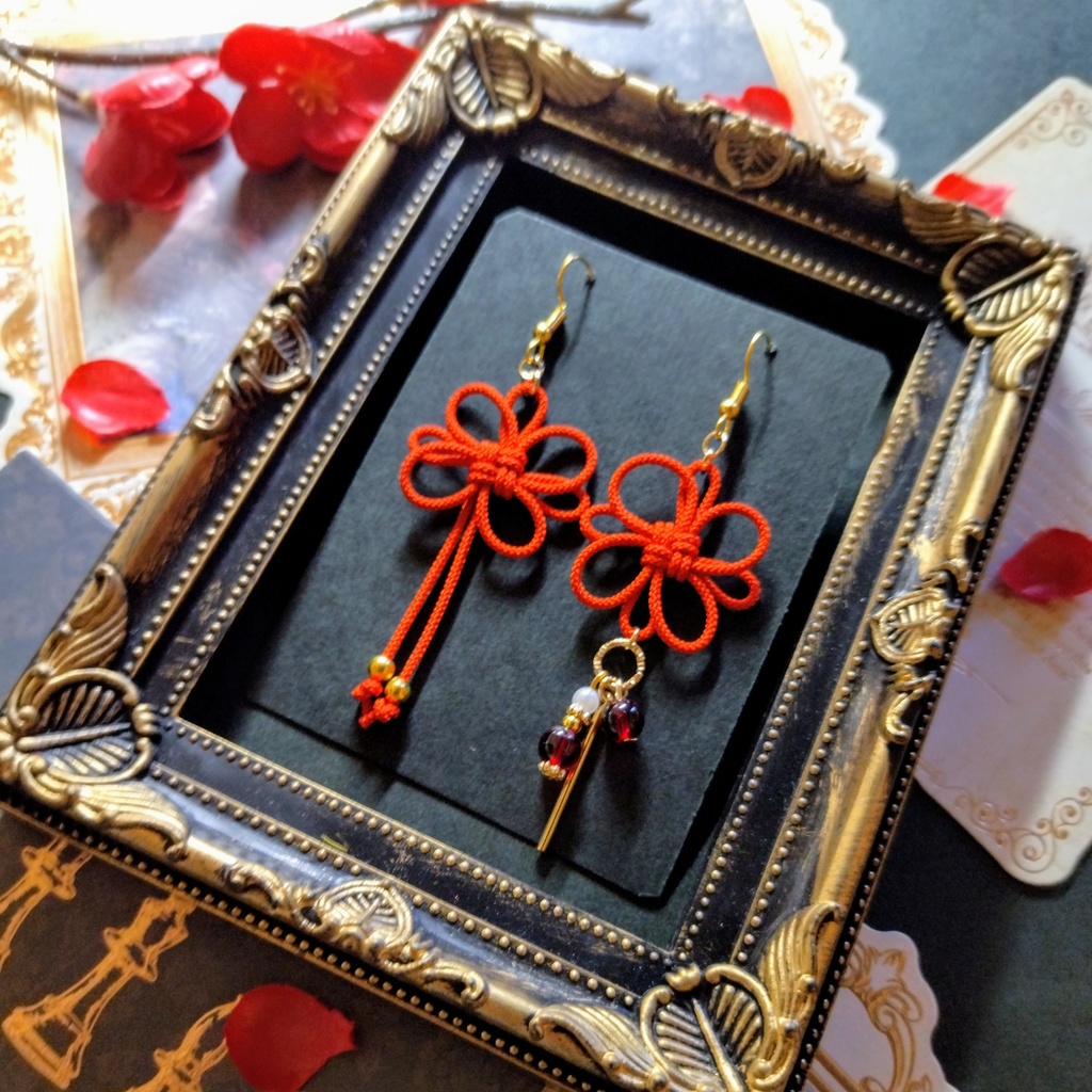 飾り結びのアシンメトリーピアス(朱)(イヤリング)【チャイナ】【和装】【着物】【中華風】【袴】【浴衣】【和風】