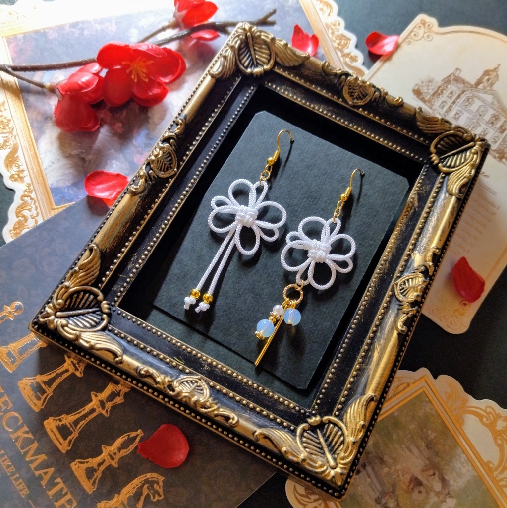 飾り結びのアシンメトリーピアス(白)(イヤリング)【チャイナ】【和装】【着物】【中華風】【袴】【浴衣】【和風】