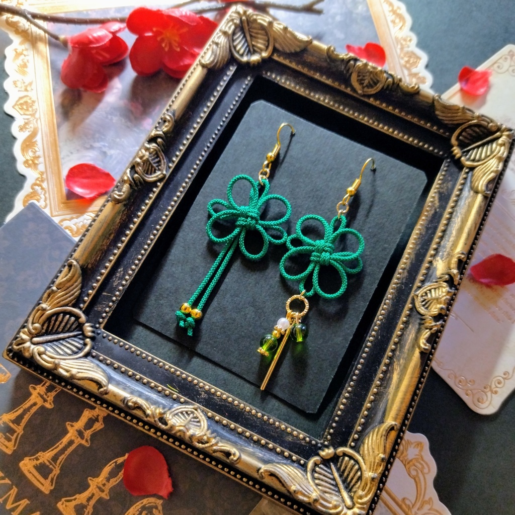 飾り結びのアシンメトリーピアス(緑)(イヤリング)【チャイナ】【和装】【着物】【中華風】【袴】【浴衣】【和風】