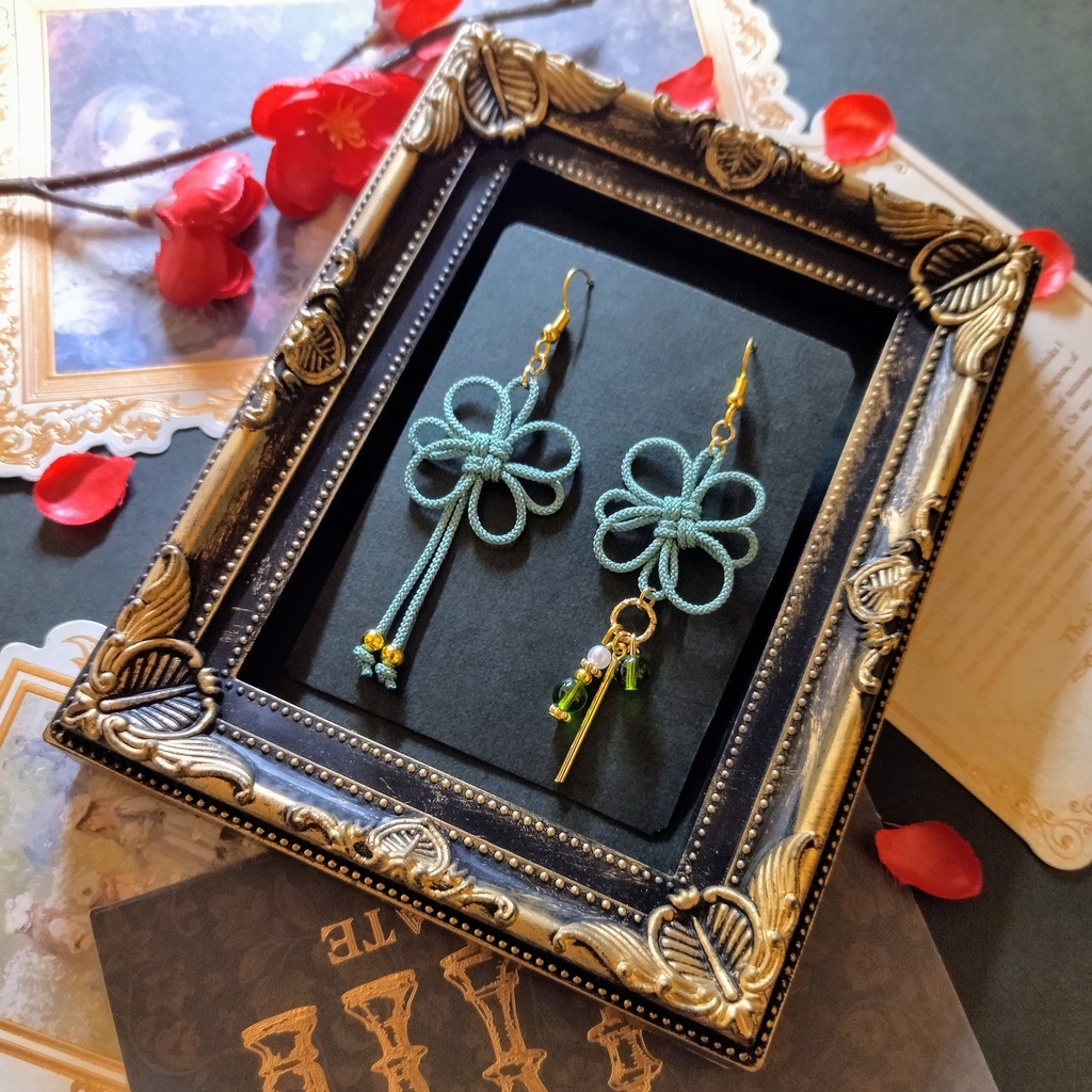 飾り結びのアシンメトリーピアス(薄緑)(イヤリング)【チャイナ】【和装】【着物】【中華風】【袴】【浴衣】【和風】