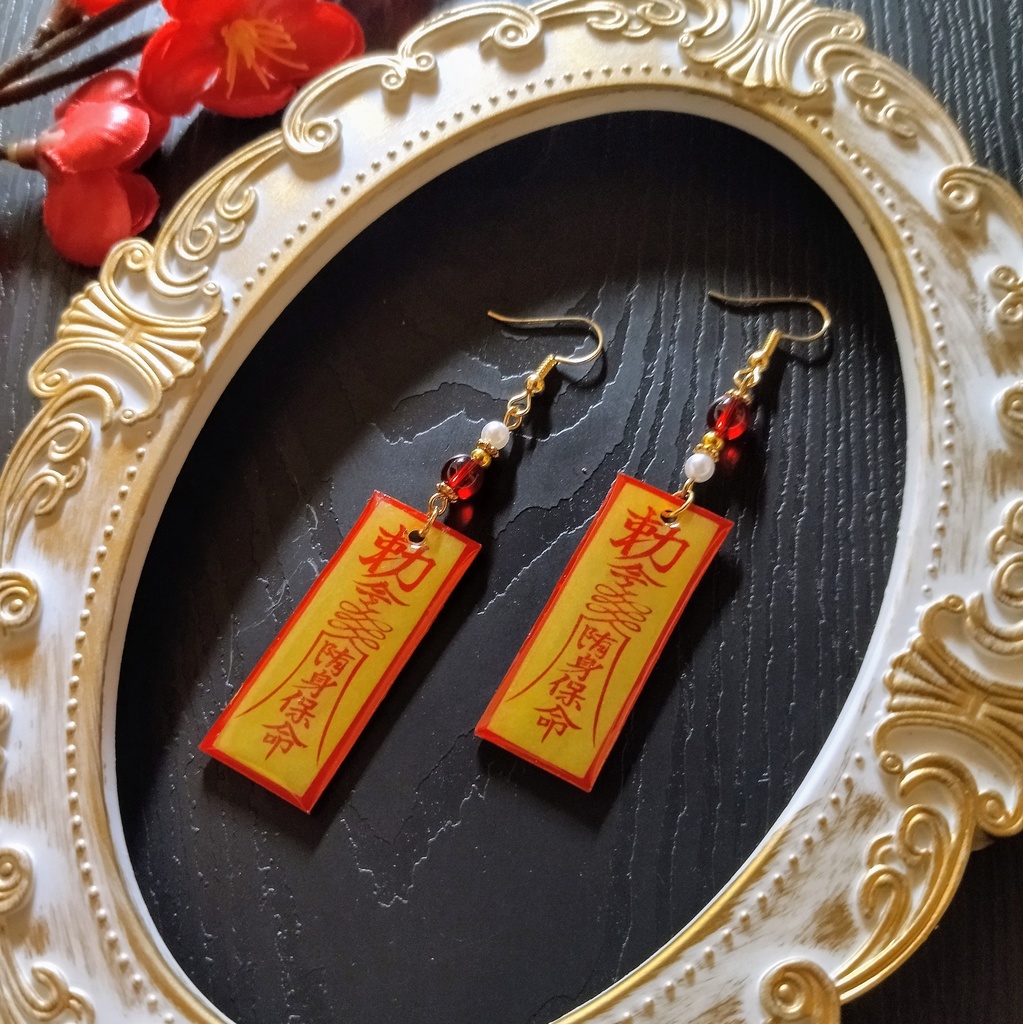 キョンシーの御札モチーフピアス(イヤリング)【中華風】【チャイナ】【サブカル】【妖怪】