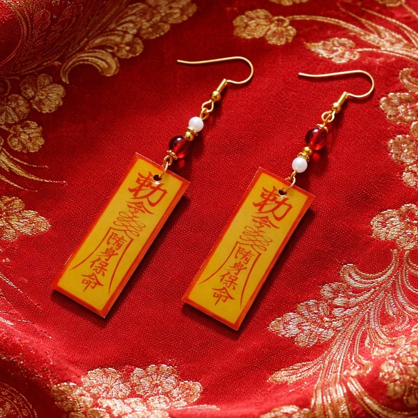 キョンシーの御札モチーフピアス(イヤリング)【中華風】【チャイナ】【サブカル】【妖怪】