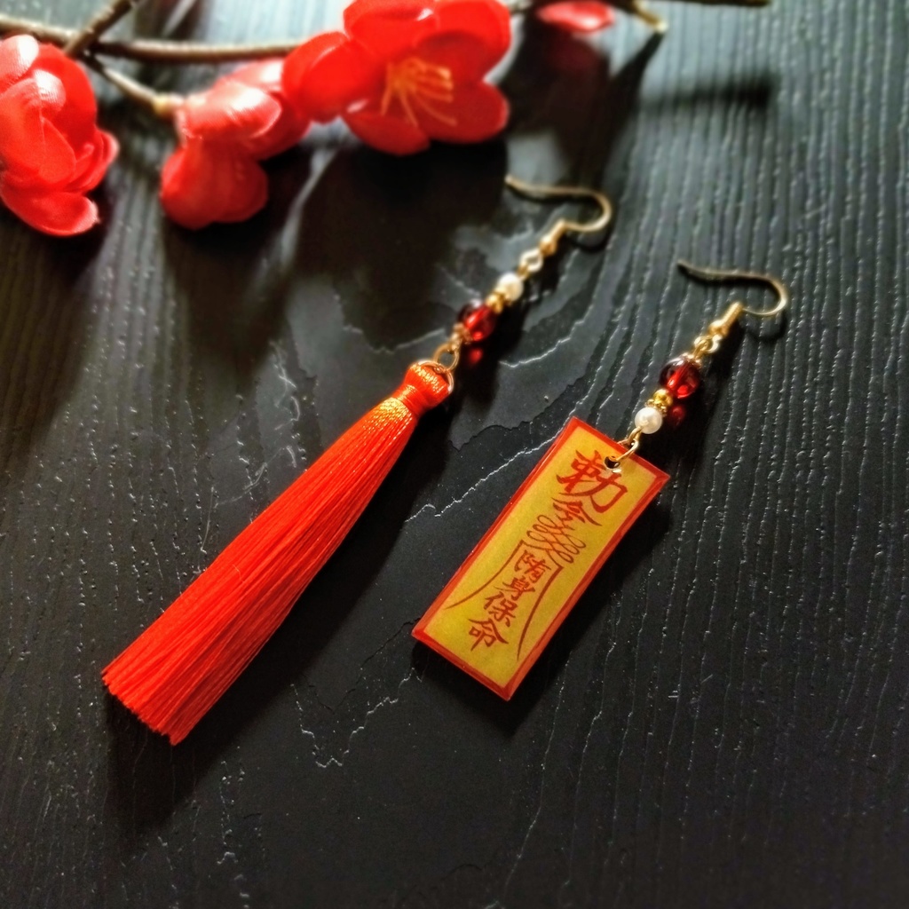 キョンシーの御札モチーフ&タッセルのピアス(イヤリング)【中華風】【チャイナ】【サブカル】【妖怪】