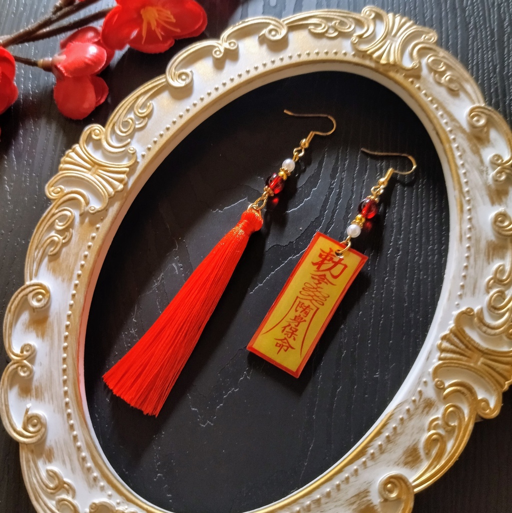 キョンシーの御札モチーフ&タッセルのピアス(イヤリング)【中華風】【チャイナ】【サブカル】【妖怪】