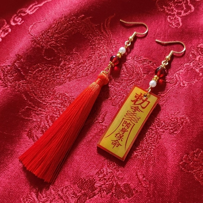 キョンシーの御札モチーフ&タッセルのピアス(イヤリング)【中華風】【チャイナ】【サブカル】【妖怪】