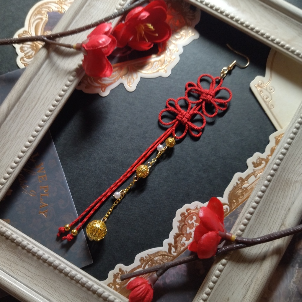 飾り結びとゴールドビーズの片耳ピアス(イヤリング)(色オーダー可)【和風】【チャイナ】【中華風】【和装】【着物】【和ゴス】【浴衣】【推し色】【推し活】