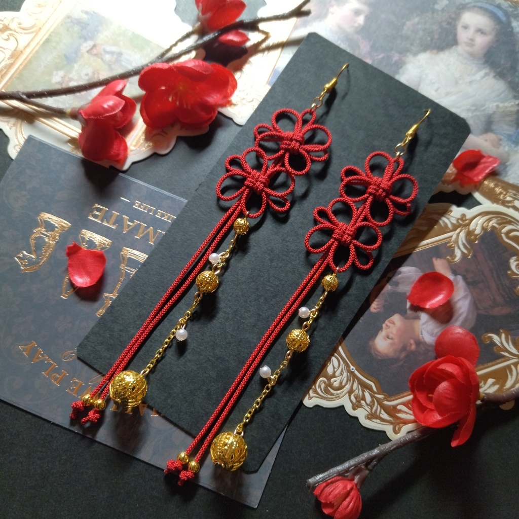 飾り結びとゴールドビーズのピアス(色オーダー可)(イヤリング)【和風】【チャイナ】【中華風】【和装】【着物】【和ゴス】【浴衣】【推し活】【推し色】