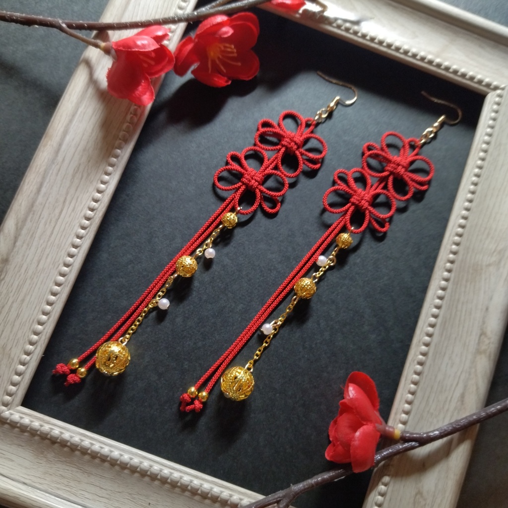 飾り結びとゴールドビーズのピアス(色オーダー可)(イヤリング)【和風】【チャイナ】【中華風】【和装】【着物】【和ゴス】【浴衣】【推し活】【推し色】