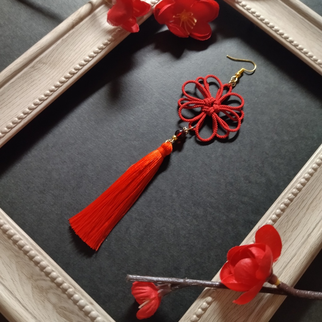 【片耳】八重菊結びとタッセルのピアス(イヤリング)(一部色オーダー可)【チャイナ】【中華風】【和装】【着物】【和ゴス】【和風】【浴衣】【推し活】【推し色】