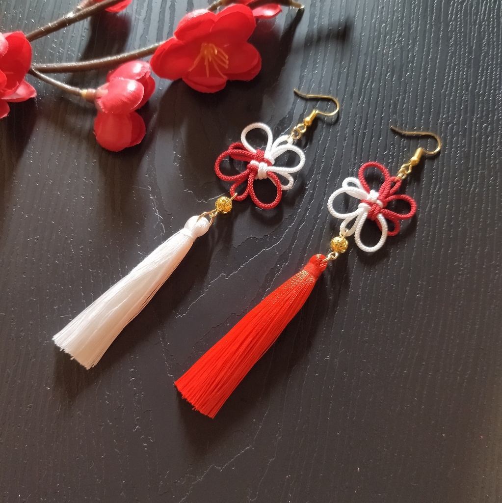 【バイカラー】吉祥結びとタッセルのピアス(イヤリング)(一部色オーダー可)【和風】【中華風】【チャイナ】【サブカル】【着物】【浴衣】【袴】【推し活】【推し色】