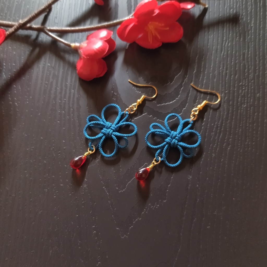 吉祥結びとチェコビーズのピアス(色オーダー可)(イヤリング)【チャイナ】【和装】【着物】【中華風】【袴】【浴衣】【和風】