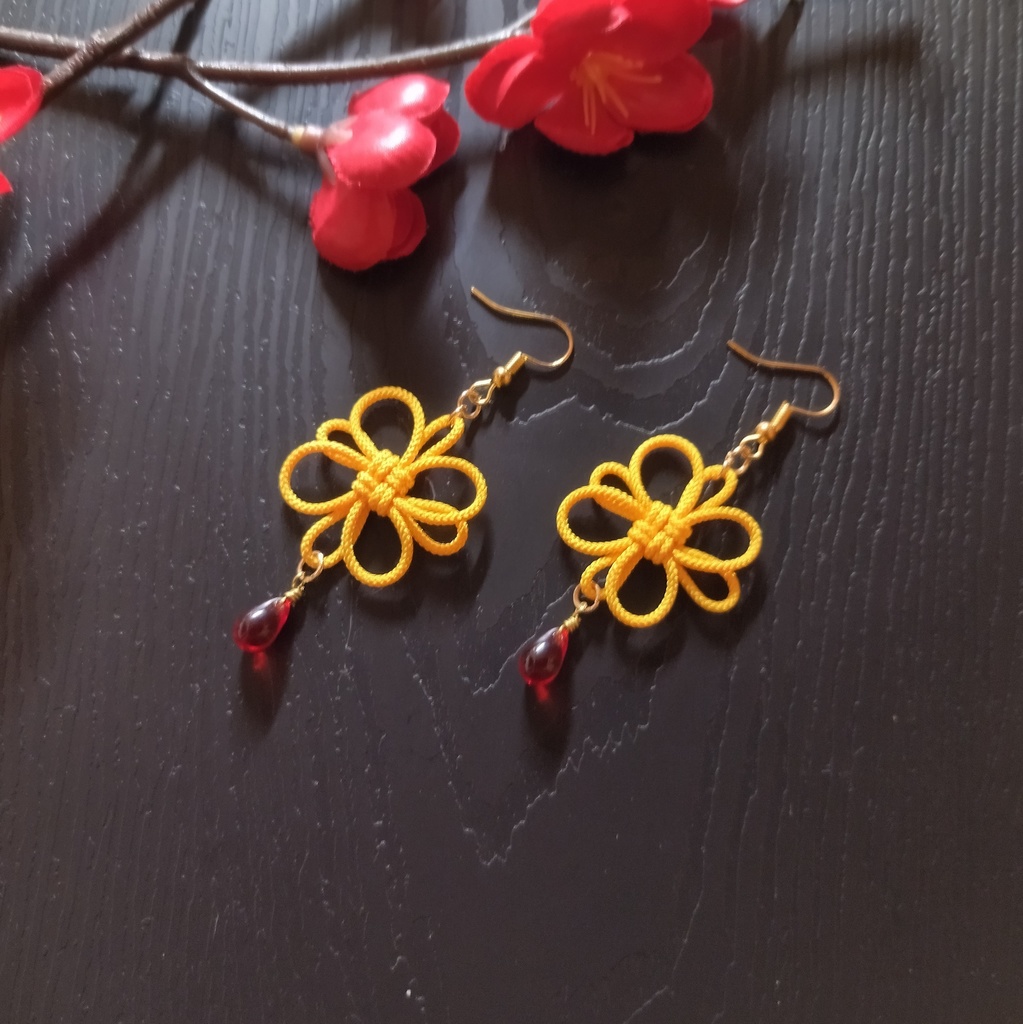 吉祥結びとチェコビーズのピアス(色オーダー可)(イヤリング)【チャイナ】【和装】【着物】【中華風】【袴】【浴衣】【和風】