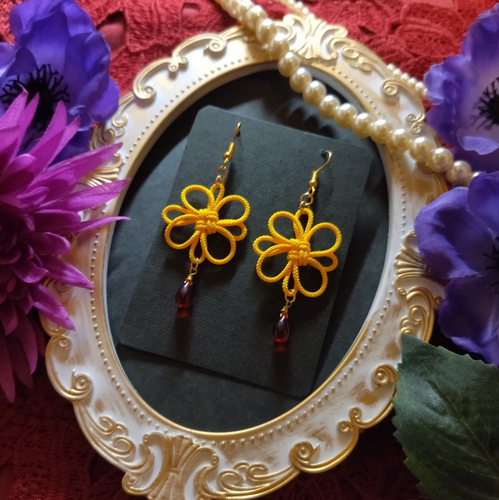 吉祥結びとチェコビーズのピアス(色オーダー可)(イヤリング)【チャイナ】【和装】【着物】【中華風】【袴】【浴衣】【和風】