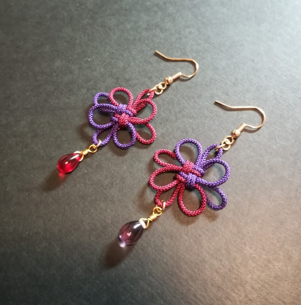 【バイカラー】吉祥結びとチェコビーズのピアス(色オーダー可)(イヤリング)【チャイナ】【和装】【着物】【中華風】【袴】【浴衣】【和風】