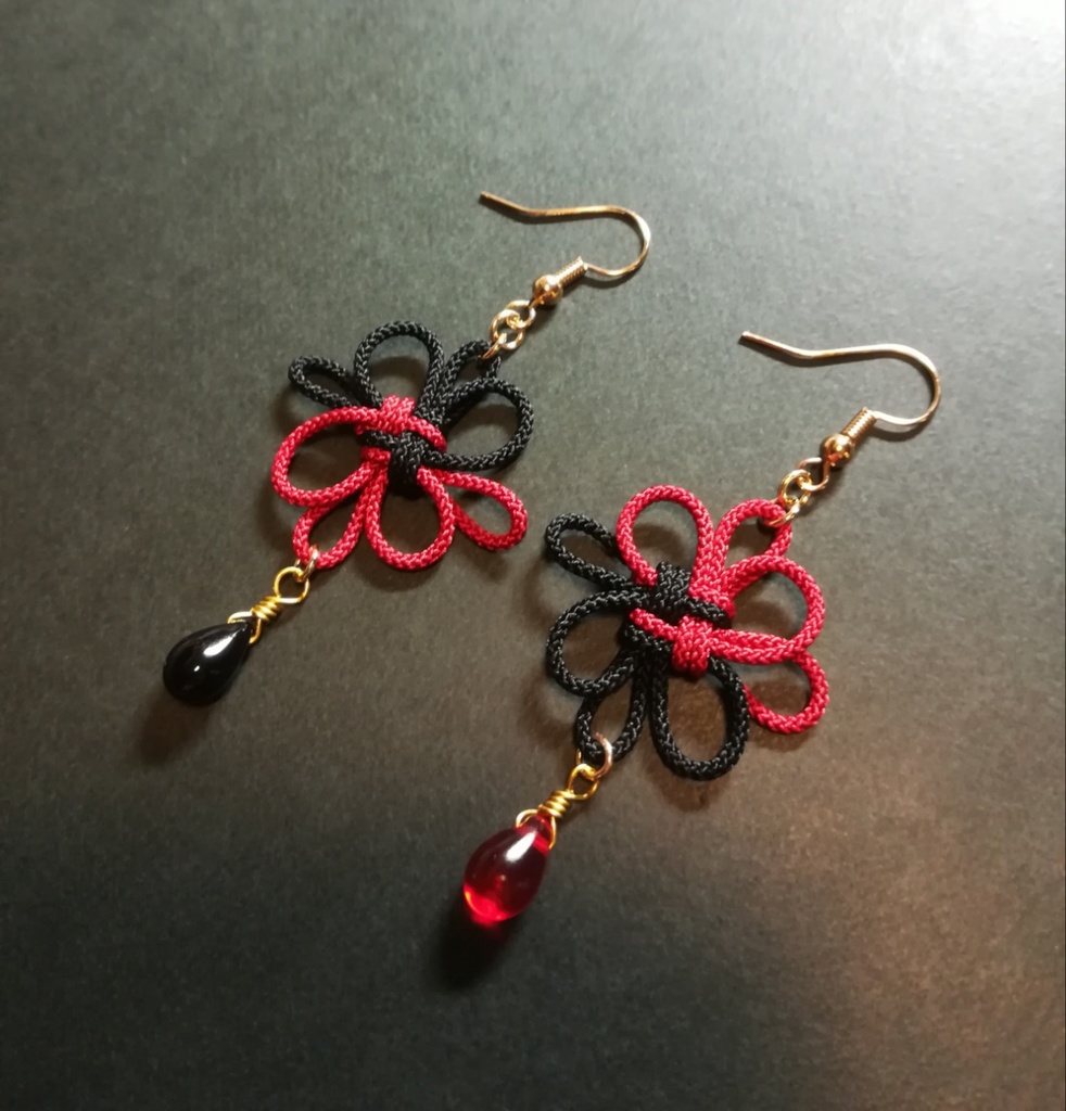 【バイカラー】吉祥結びとチェコビーズのピアス(色オーダー可)(イヤリング)【チャイナ】【和装】【着物】【中華風】【袴】【浴衣】【和風】