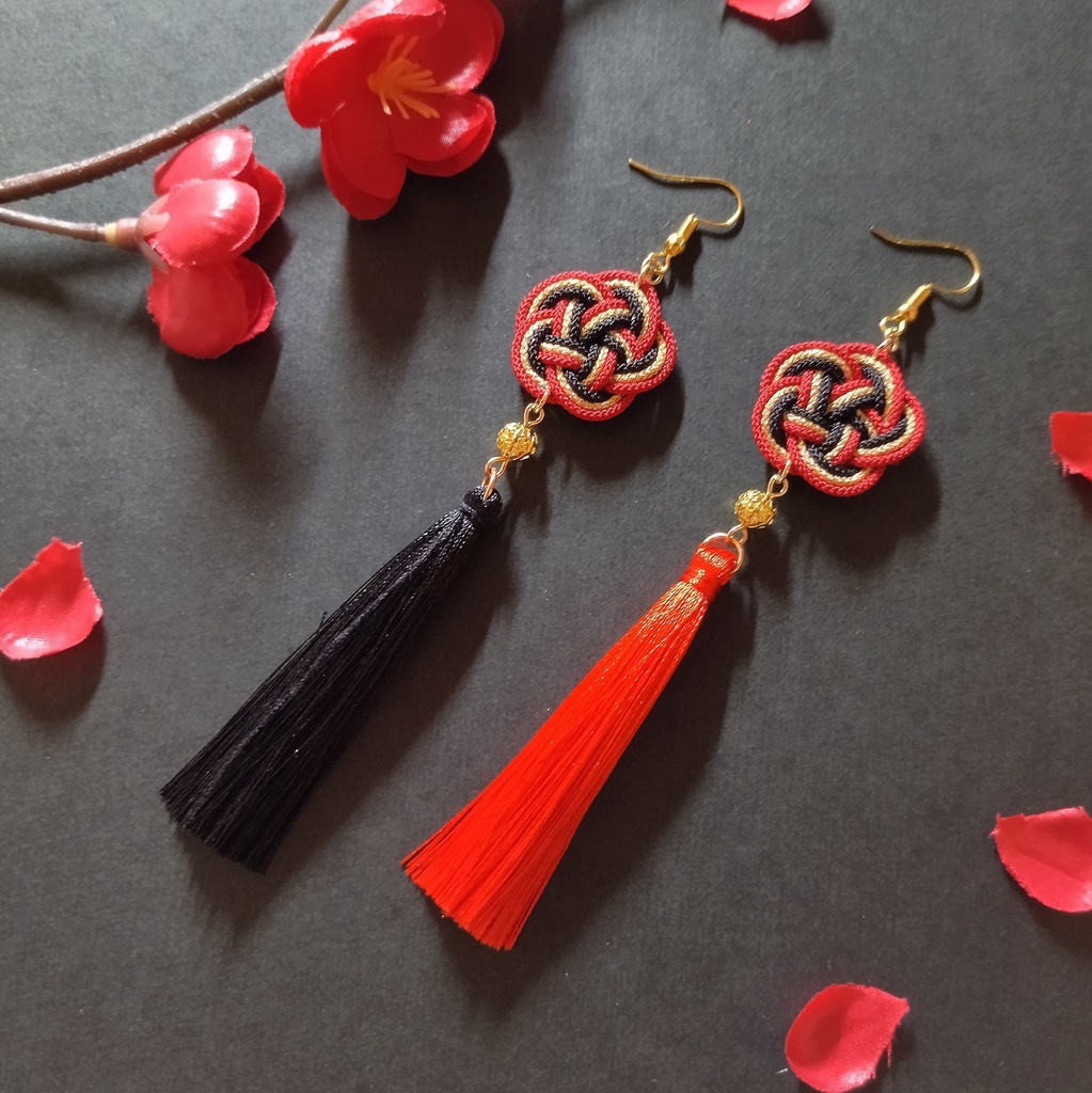 梅結びとタッセルのピアス(イヤリング)(一部色オーダー可)【チャイナ】【中華風】【和装】【着物】【和ゴス】【浴衣】【推し活】【推し色】