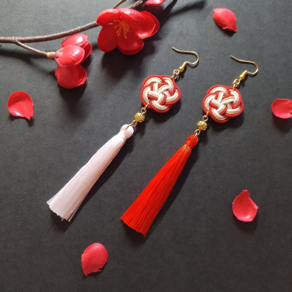 梅結びとタッセルのピアス(イヤリング)(一部色オーダー可)【チャイナ】【中華風】【和装】【着物】【和ゴス】【浴衣】