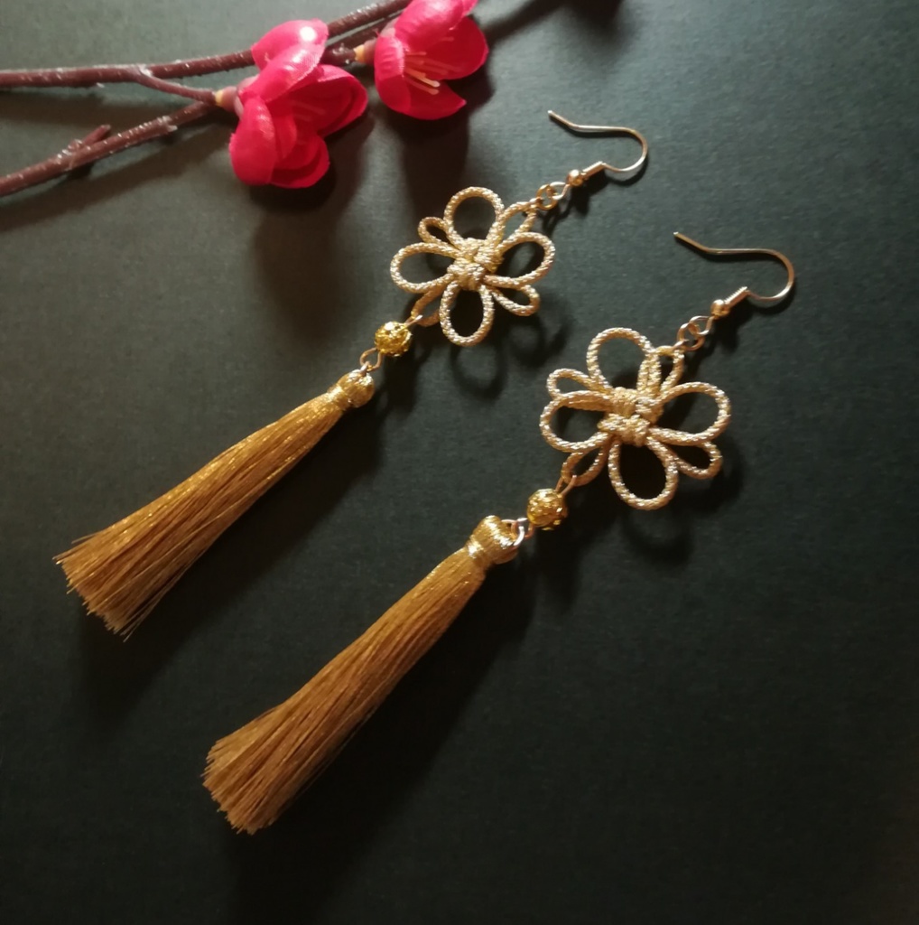 吉祥結びとタッセルのピアス ゴールド たこやきのお店 飾り結び中心 和風 中華風アクセサリー Booth