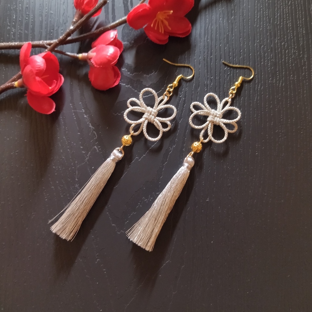 吉祥結びとタッセルのピアス(シルバー)【和風】【チャイナ】【中華風】【着物】【和装】