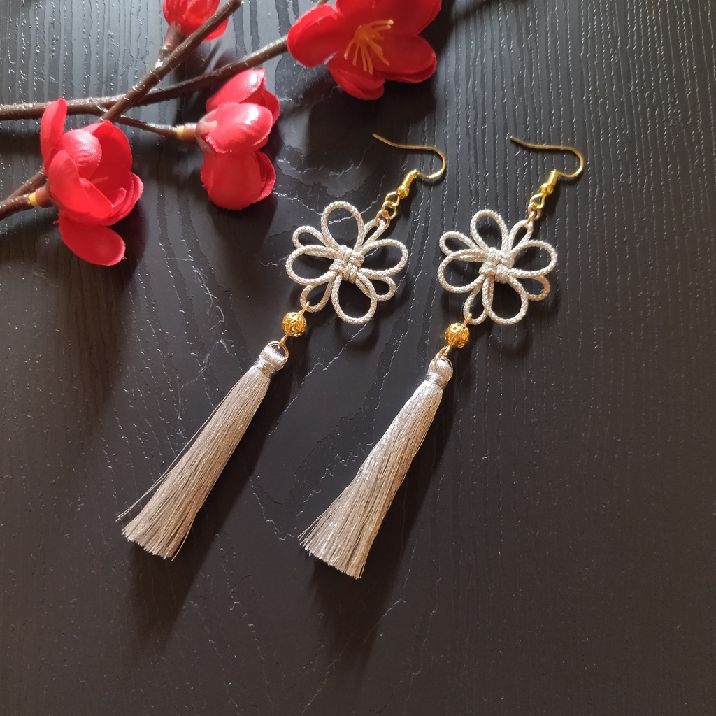 吉祥結びとタッセルのピアス(シルバー)【和風】【チャイナ】【中華風】【着物】【和装】