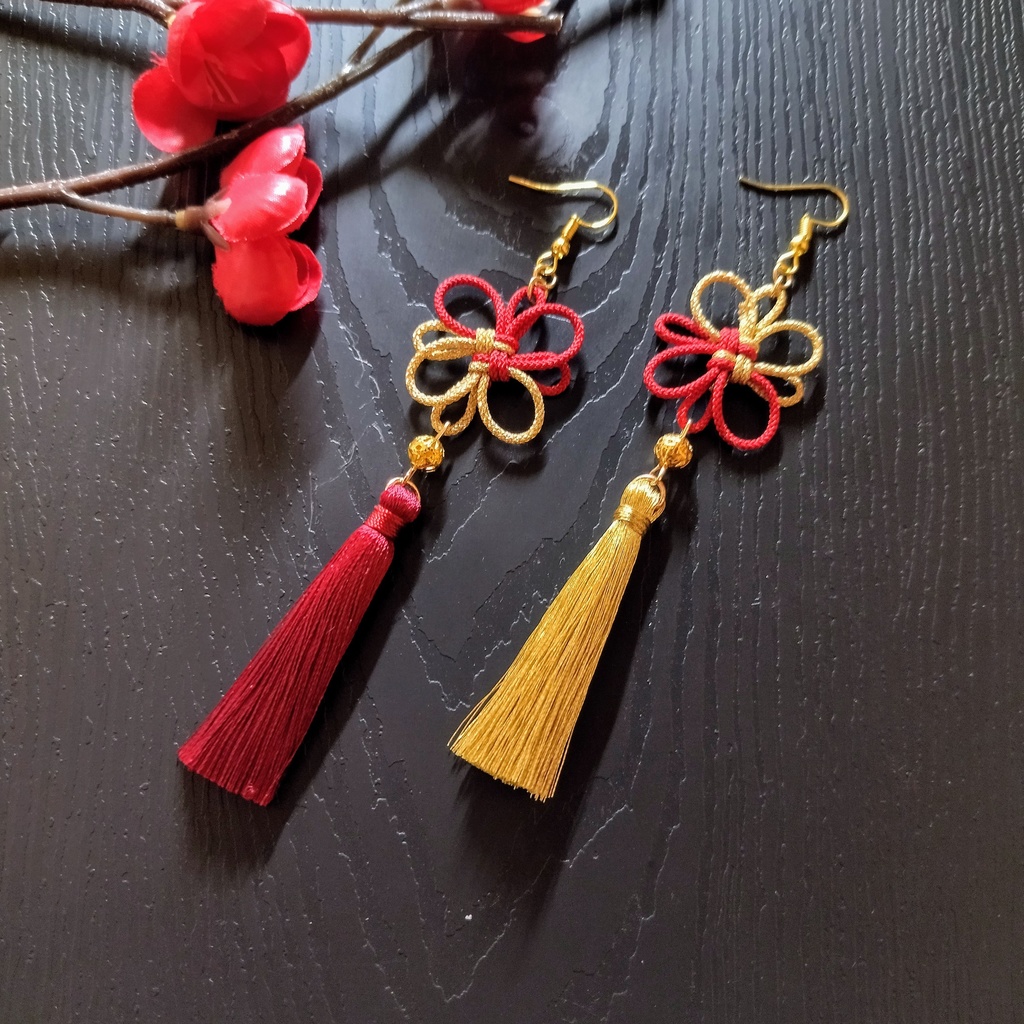 【バイカラー】吉祥結びとタッセルのピアス(赤×ゴールド)【和風】【着物】【和装】【サブカル】【チャイナ】【中華風】