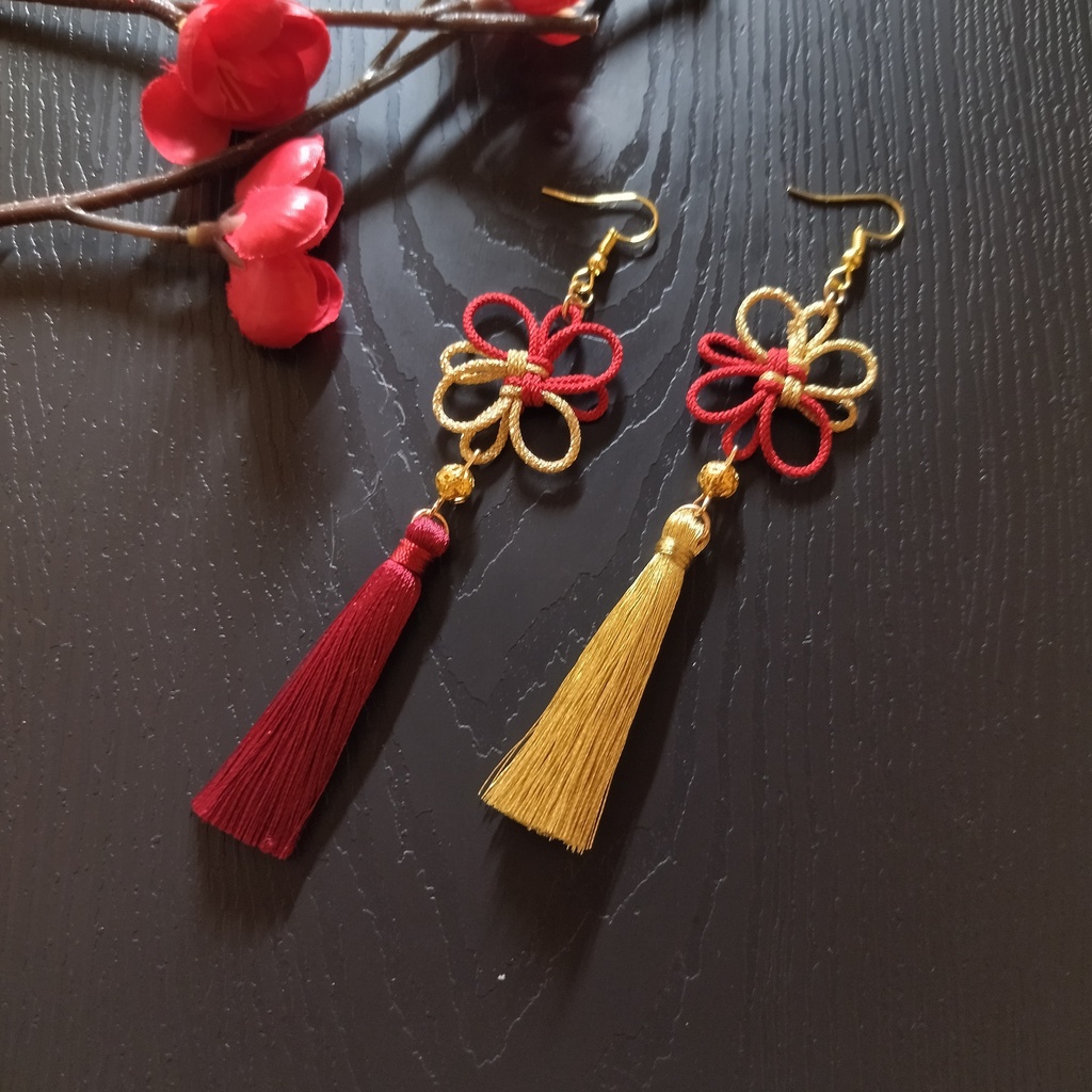 【バイカラー】吉祥結びとタッセルのピアス(赤×ゴールド)【和風】【着物】【和装】【サブカル】【チャイナ】【中華風】