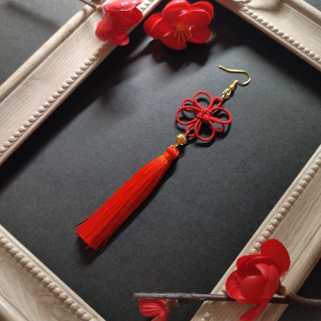 【片耳】【和風】(ゴールドビーズ)吉祥結びとタッセルのピアス(色オーダー可)(色オーダー可)【チャイナ】【中華風】【和装】【着物】【和ゴス】【浴衣】【推し色】【推し活】