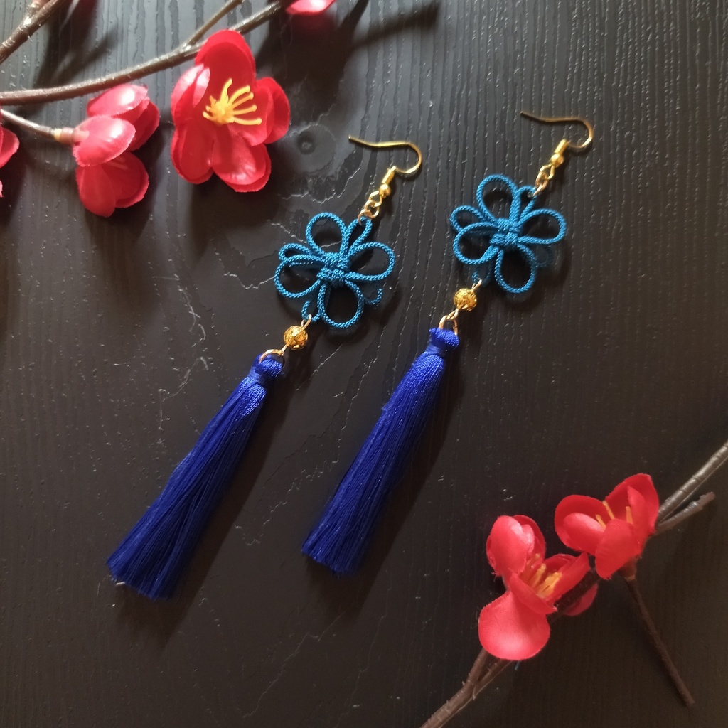 吉祥結びとタッセルのピアス(イヤリング)(青)【和装】【着物】【チャイナ】【中華風】【袴】