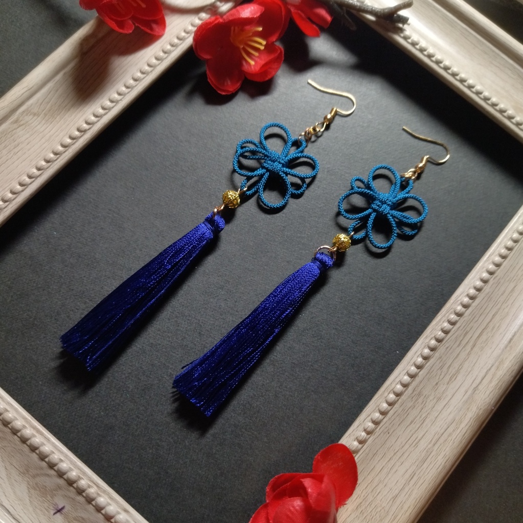 吉祥結びとタッセルのピアス(イヤリング)(青)【和装】【着物】【チャイナ】【中華風】【袴】