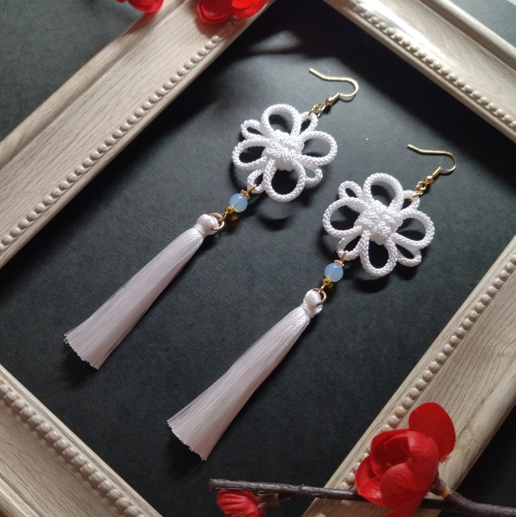 【太】吉祥結びとタッセルのピアス(イヤリング)(白)【和風】【着物】【浴衣】【中華風】【チャイナ】