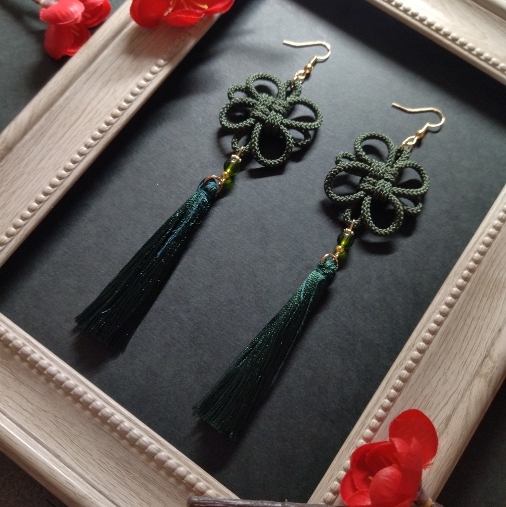 【太】吉祥結びとタッセルのピアス(イヤリング)(深緑)【チャイナ】【中華風】【和風】【着物】【浴衣】