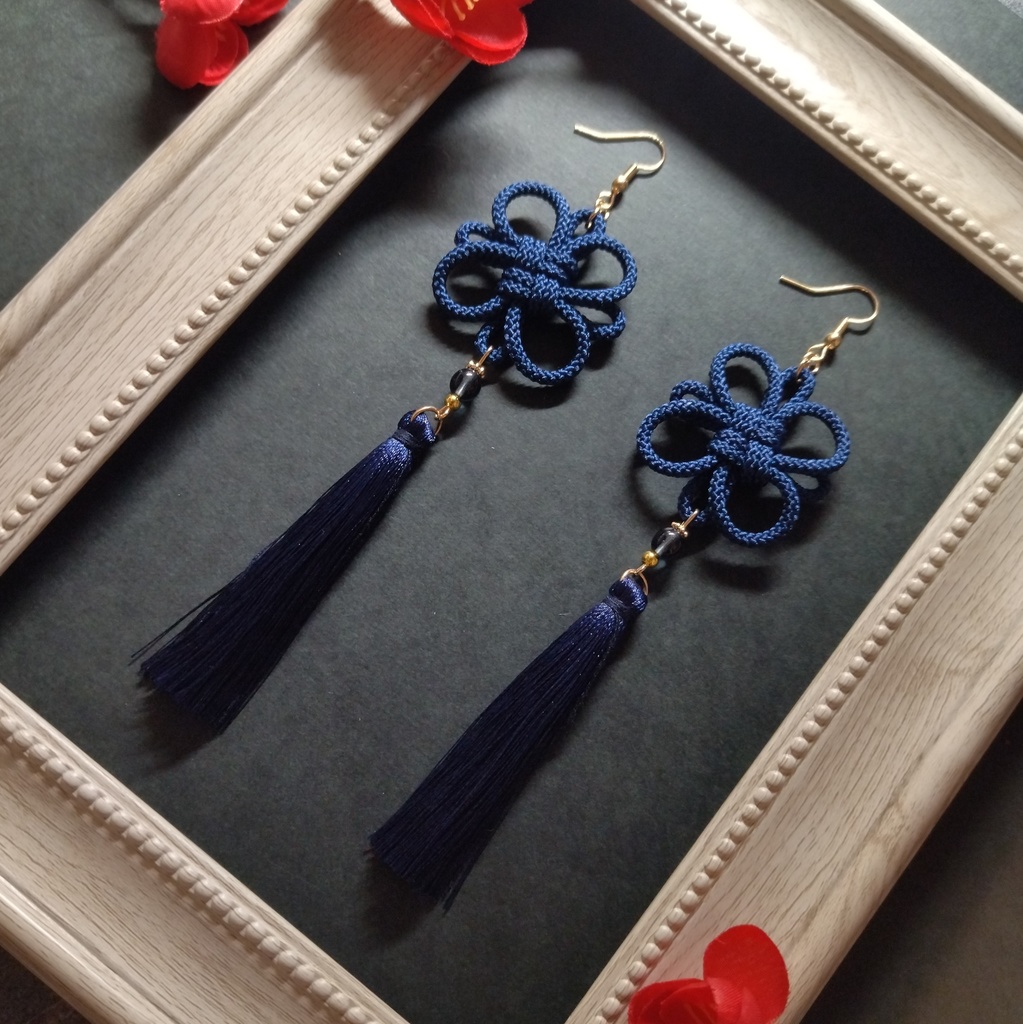 【太】吉祥結びとタッセルのピアス(イヤリング)(紺)【和風】【中華風】【チャイナ】【着物】【浴衣】