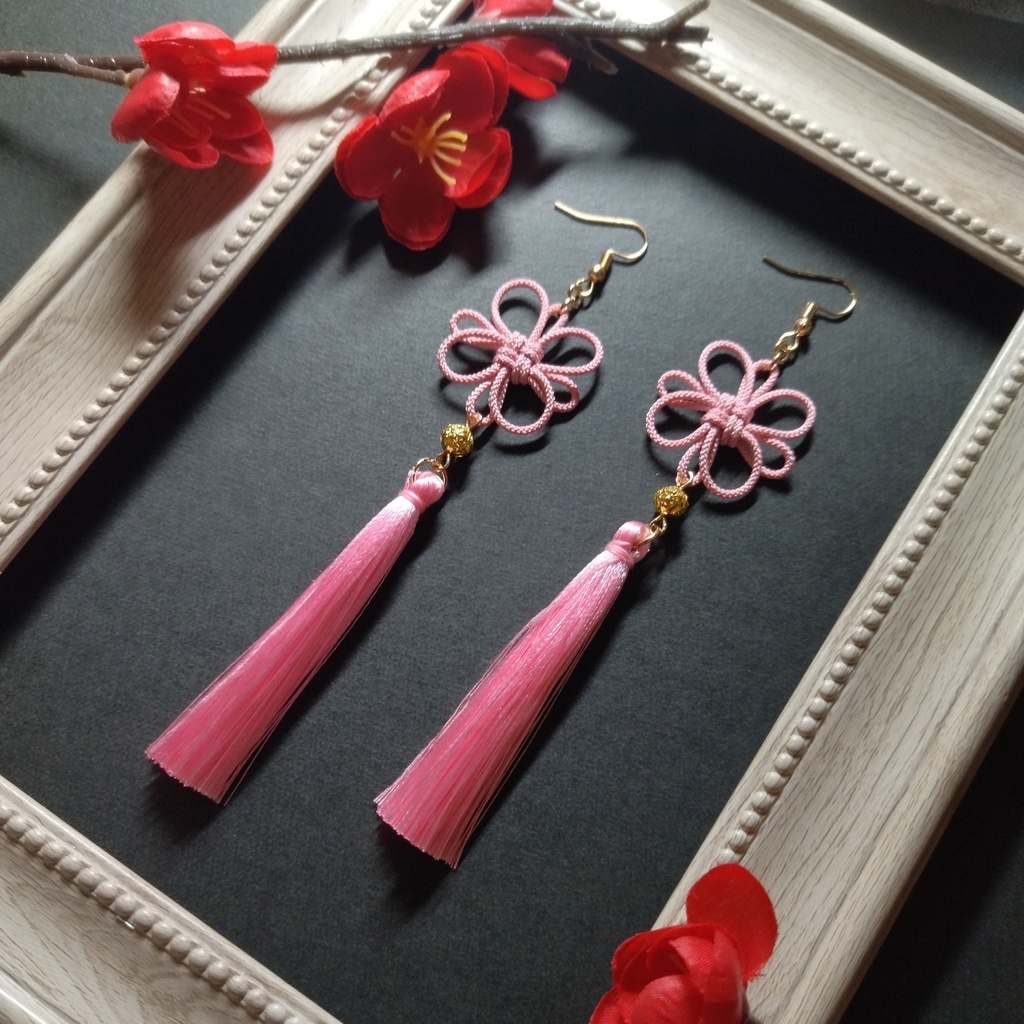 【ゴールドビーズ】吉祥結びとタッセルのピアス(イヤリング)(薄ピンク)【和装】【チャイナ】【中華風】【着物】【袴】【和風】
