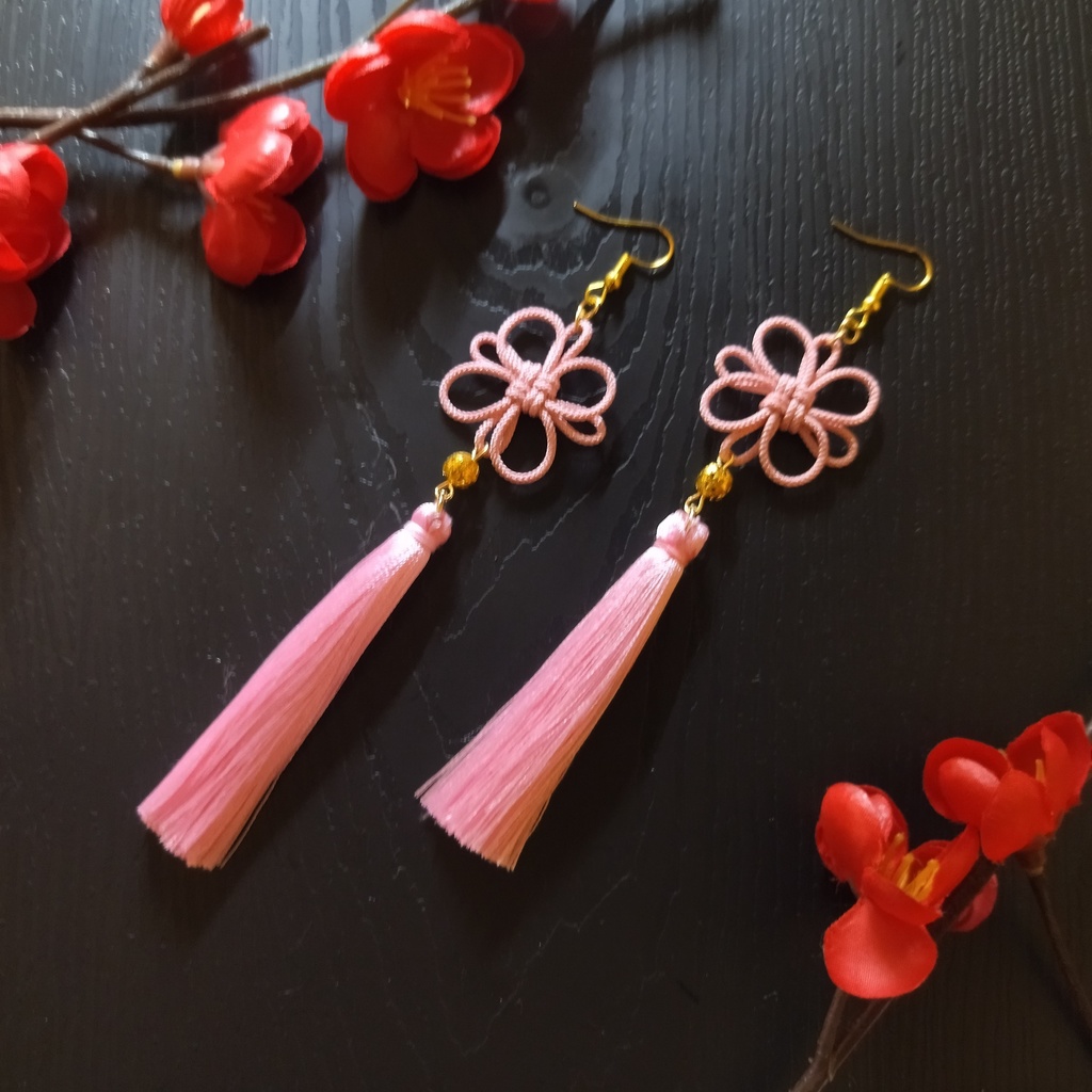 【ゴールドビーズ】吉祥結びとタッセルのピアス(イヤリング)(薄ピンク)【和装】【チャイナ】【中華風】【着物】【袴】【和風】