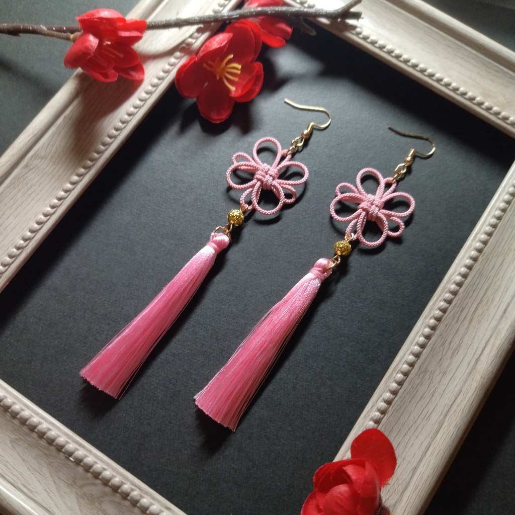 【ゴールドビーズ】吉祥結びとタッセルのピアス（イヤリング）（薄ピンク）【和装】【チャイナ】【中華風】【着物】【袴】【和風】