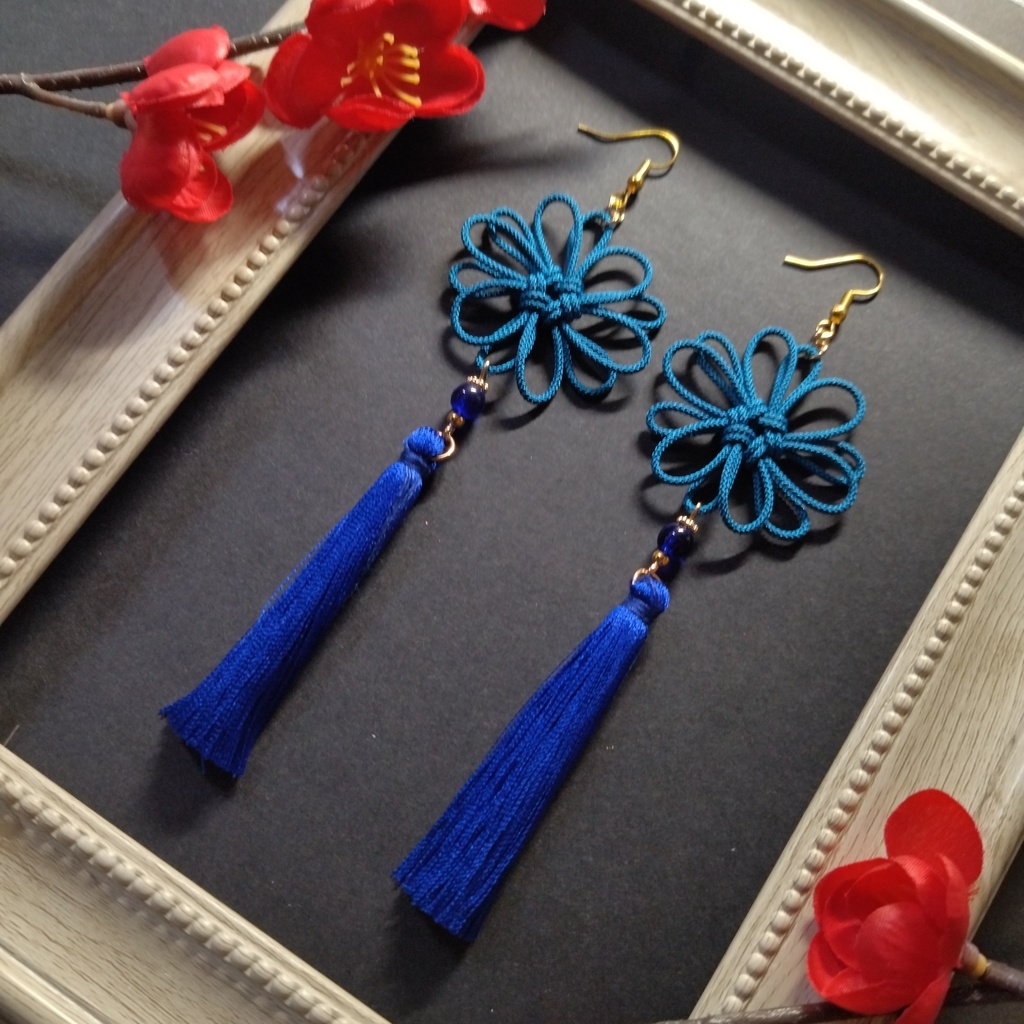 八重菊結びとタッセルのピアス(イヤリング)(青)【中華風】【チャイナ】【和風】【和装】【着物】【和ゴス】