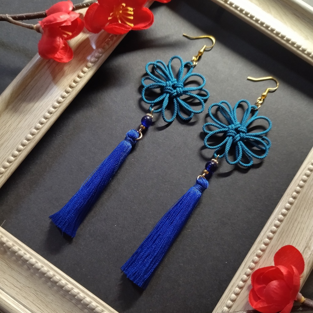 八重菊結びとタッセルのピアス（イヤリング）（青）【中華風