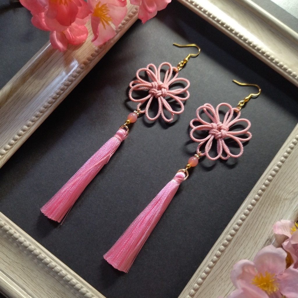 八重菊結びとタッセルのピアス（イヤリング）（薄ピンク）【チャイナ】【中華風】【和風】【和装】【着物】【和ゴス】