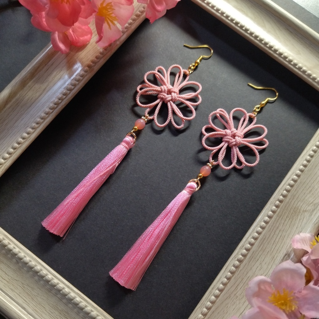 八重菊結びとタッセルのピアス(イヤリング)(薄ピンク)【チャイナ】【中華風】【和風】【和装】【着物】【和ゴス】