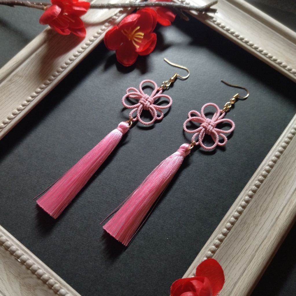 吉祥結びとタッセルのピアス(イヤリング)(薄ピンク)【和風】【チャイナ】【中華風】【袴】【着物】【和ゴス】