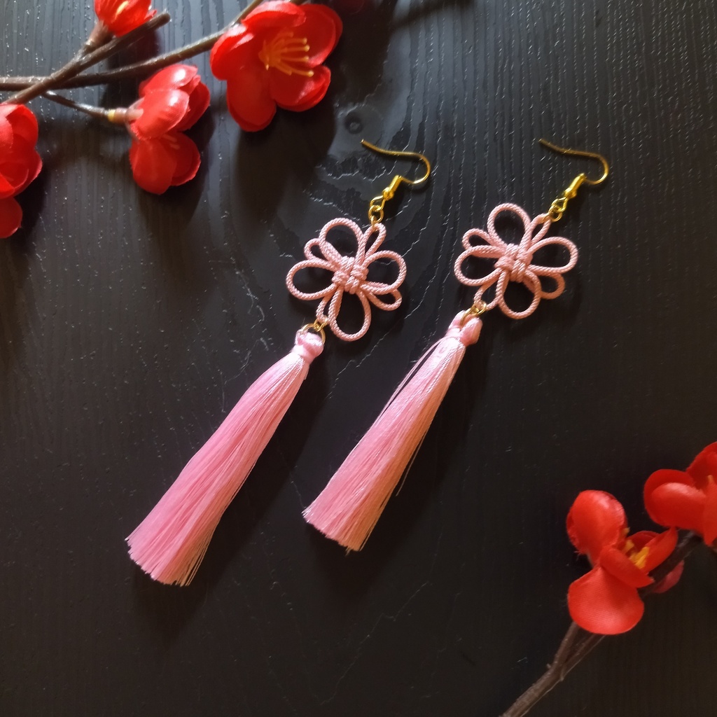 吉祥結びとタッセルのピアス(イヤリング)(薄ピンク)【和風】【チャイナ】【中華風】【袴】【着物】【和ゴス】