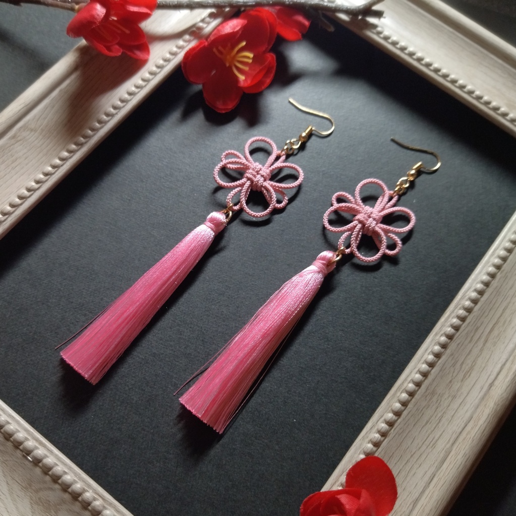 吉祥結びとタッセルのピアス（イヤリング）（薄ピンク）【和風】【チャイナ】【中華風】【袴】【着物】【和ゴス】