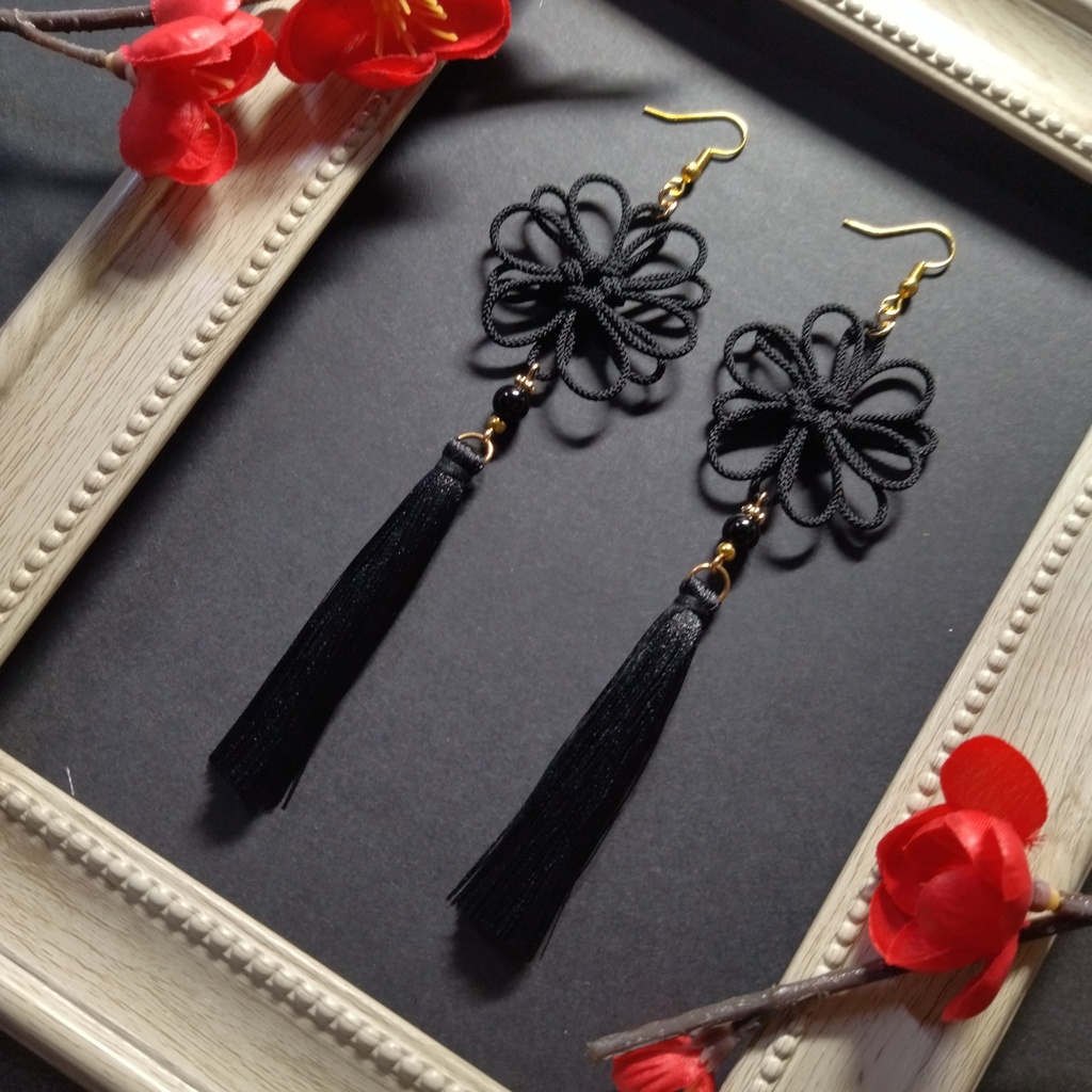 八重菊結びとタッセルのピアス(イヤリング)(黒)【チャイナ】【中華風】【和風】【和装】【着物】