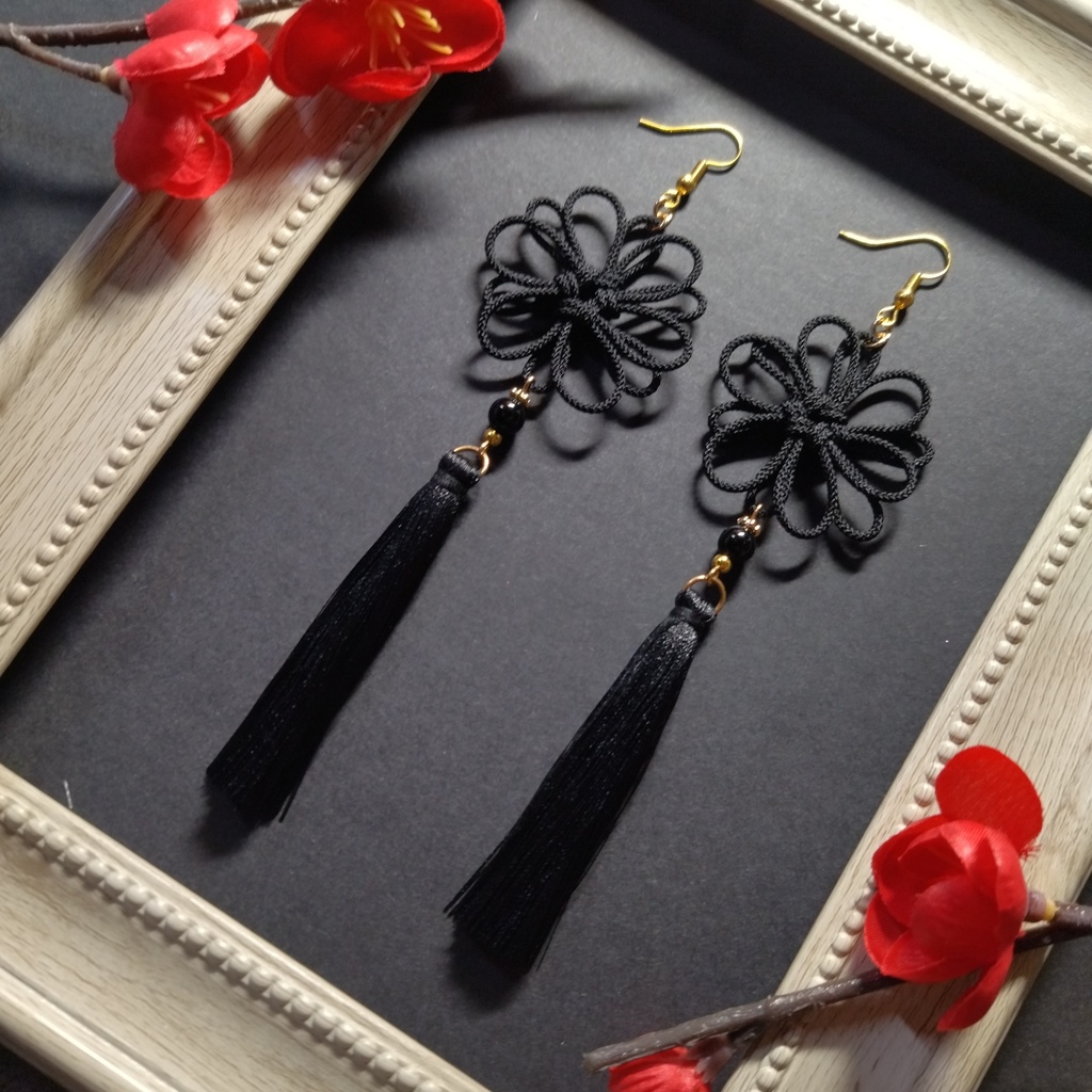 八重菊結びとタッセルのピアス(イヤリング)(黒)【チャイナ】【中華風】【和風】【和装】【着物】