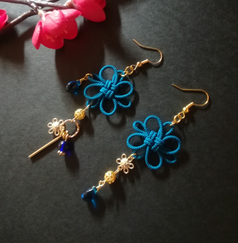 飾り結びとお花のピアス(青)(イヤリング)【チャイナ】【和装】【着物】【中華風】【袴】【浴衣】【和風】