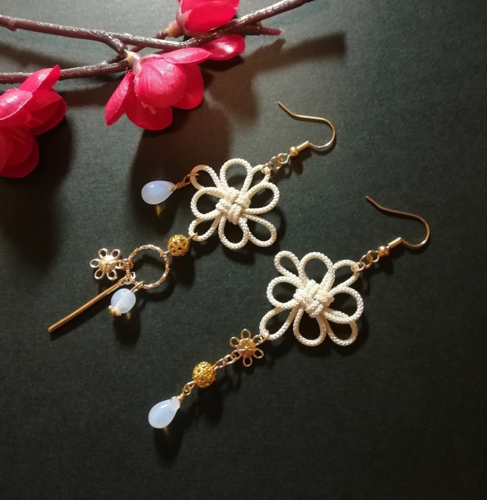 飾り結びとお花のピアス(アイボリー)(イヤリング)【チャイナ】【和装】【着物】【中華風】【袴】【浴衣】【和風】