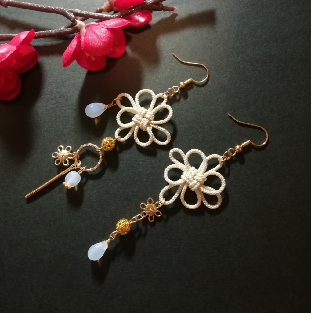 飾り結びとお花のピアス（アイボリー）(イヤリング)【チャイナ】【和装】【着物】【中華風】【袴】【浴衣】【和風】